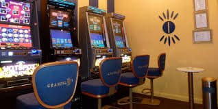 pkgame ပရိုမိုးရှင်း Welcome Bonus နှင့် VIP Reward MMK ဖြင့် မြန်မာ ကစားသူ ရယူနေသောပုံ